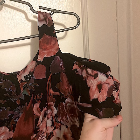 Gorgeous Floral Mini Dress w/ Cold Shoulders - Picture 3 of 7